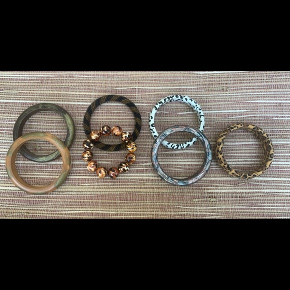7 Bracelets - Picture 2 of 10